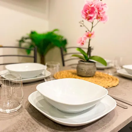 Exclusive In The Center 5 Min Train Station Apartament *
